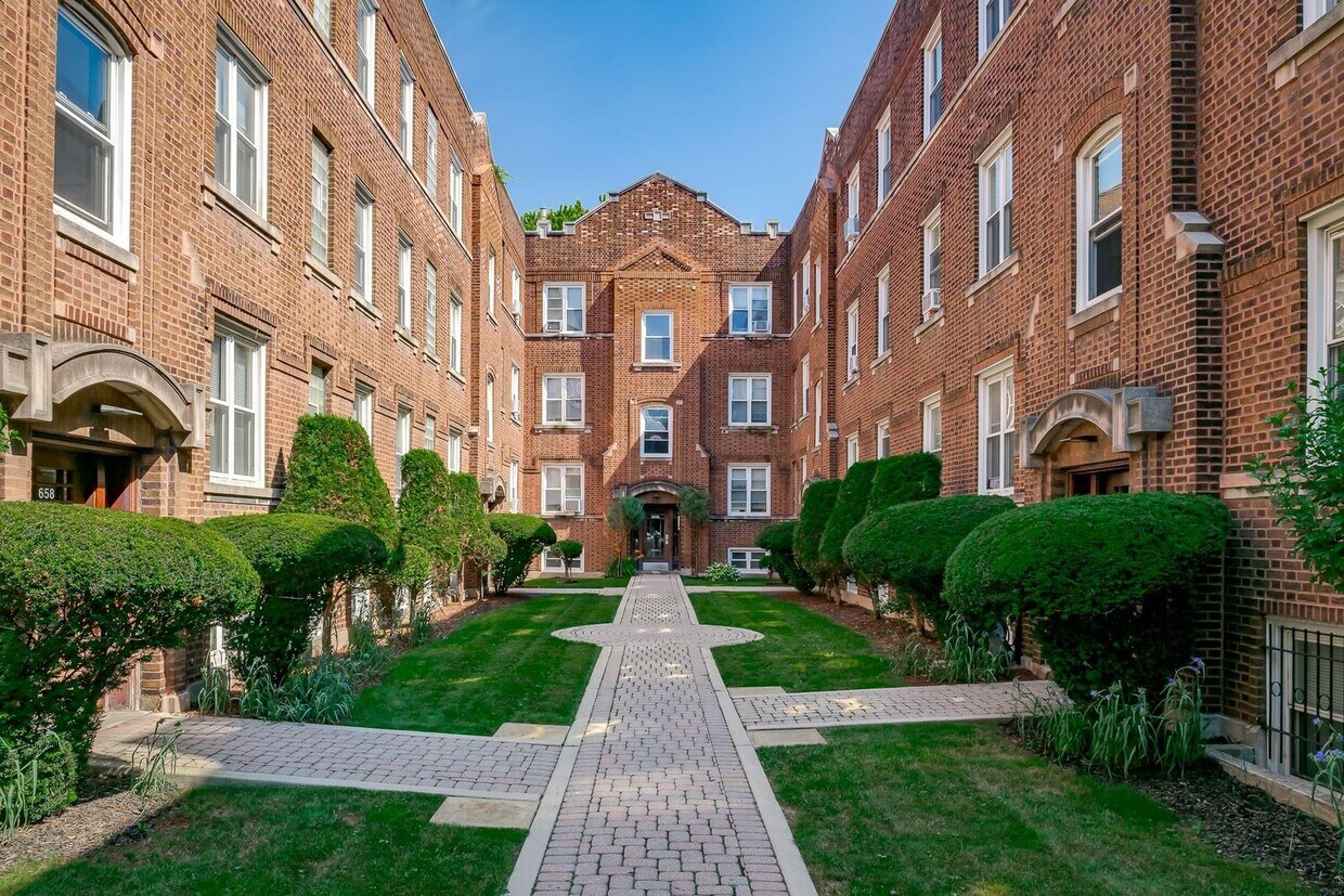 Foto principal - 656 W Oakdale Ave