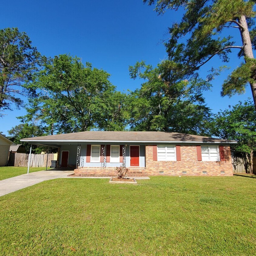 Foto principal - Charming 3/2 Home with Spacious Yard - You...