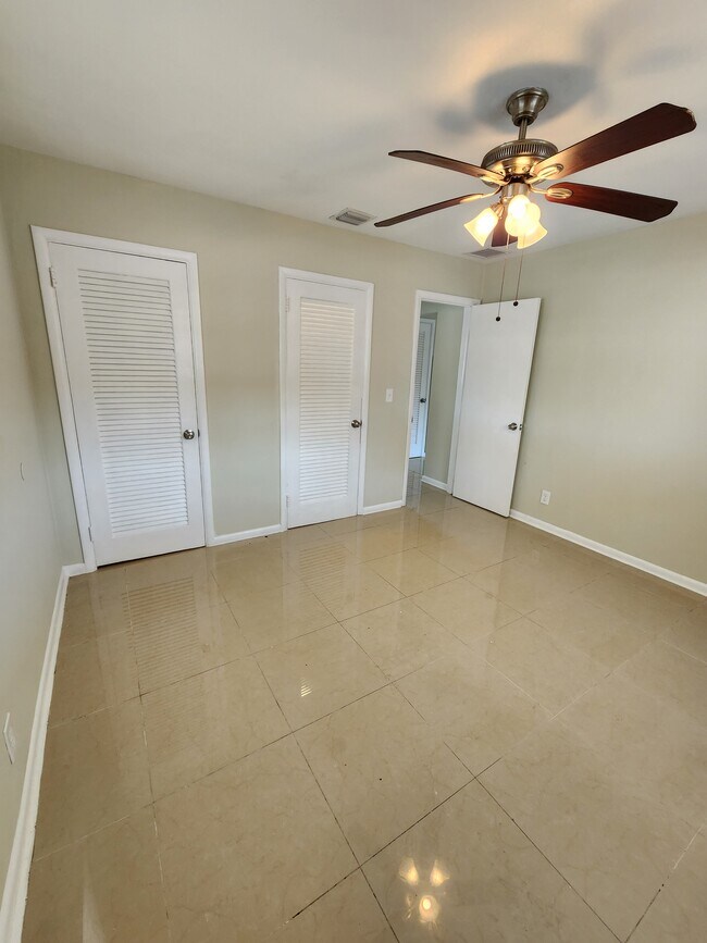 Building Photo - 949 W Kalmia Dr