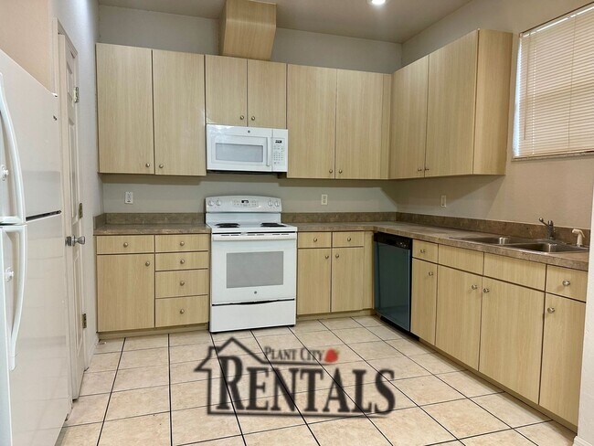 Foto del edificio - 3/2.5 RARE TOWNHOME NEW PAINT & CARPET