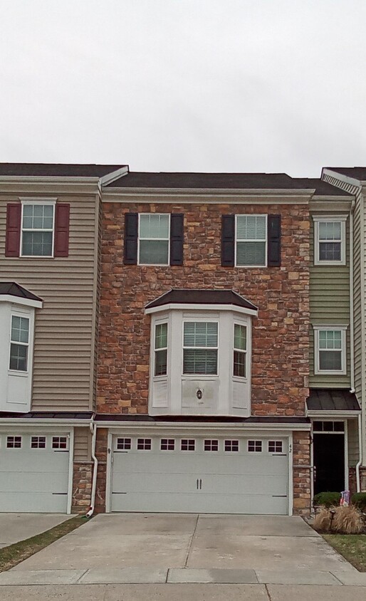 Primary Photo - Large Townhouse - 3 Bedroom - 2.5 Bath