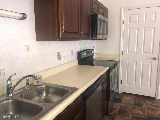 Foto del edificio - 901 Woodbridge Ct