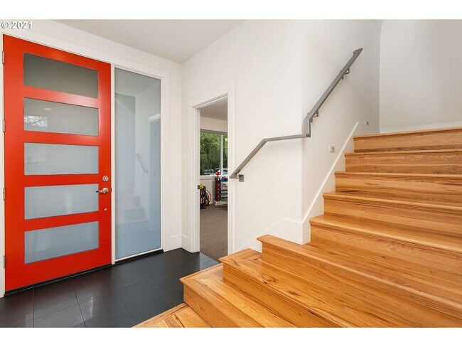 Foto del edificio - INCREDIBLE Contemporary 4 Bd 3.5 Bath home...