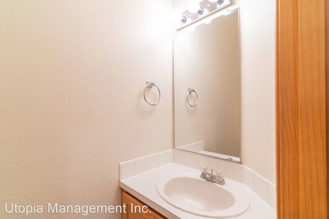 Foto del edificio - 3 br, 2.5 bath House - 20125 NE Halsey St.