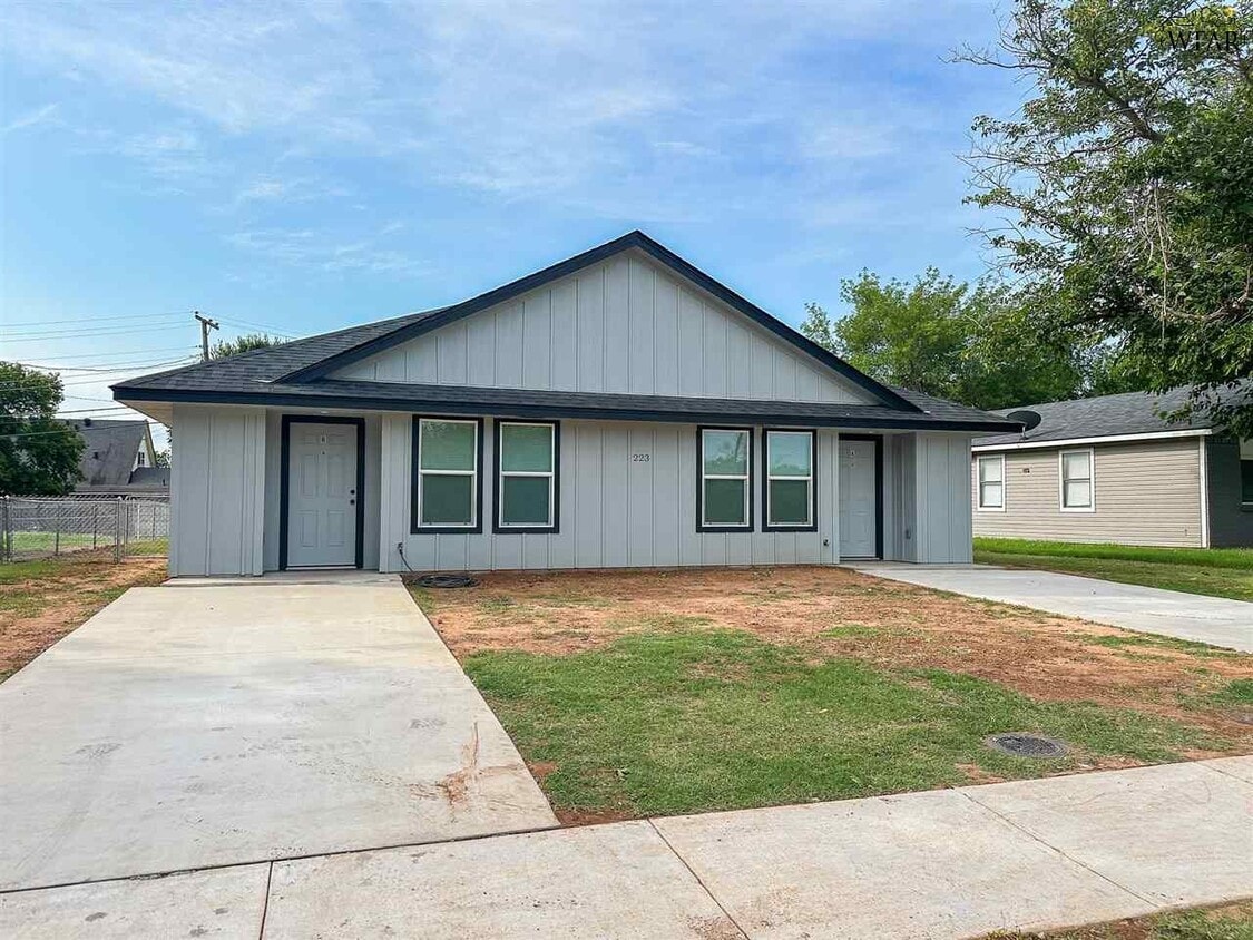 Primary Photo - 223 Loch Lomond Dr
