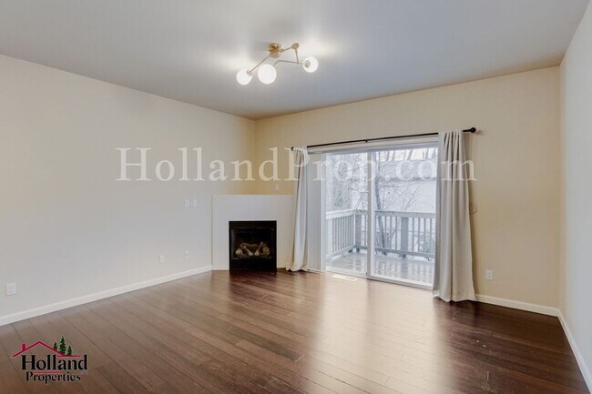 Foto del edificio - Stylish 3-Bedroom Portland Home with Fireplace, Garage & Modern Conveniences