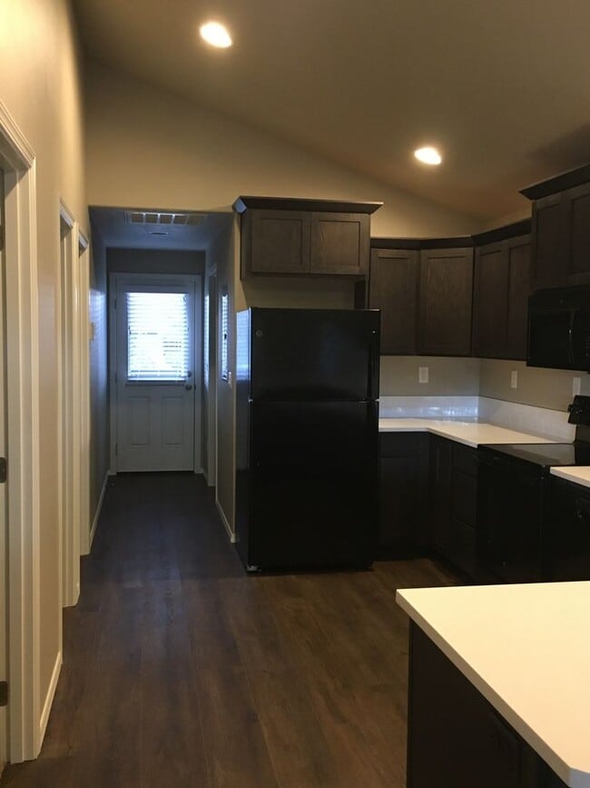 Building Photo - 2 Bedroom 1 Bath Cottage in SW Redmond