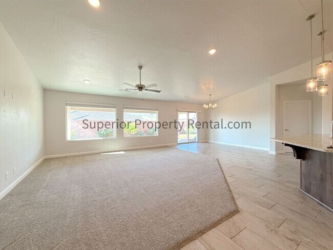 Foto del edificio - 4 bed, 2 bath home w/2car garage
