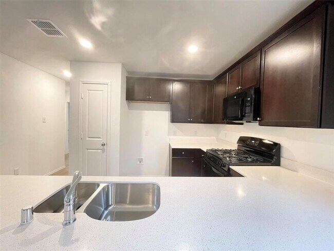 Foto del edificio - 5631 Elwood Dr