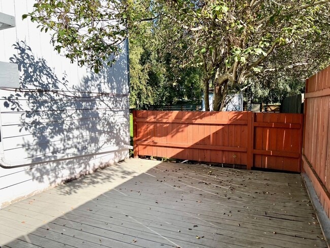 Building Photo - Downtown Furnished Two Bed Unit in Duplex-...
