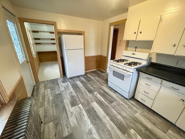 Building Photo - 810 3rd Ave NW