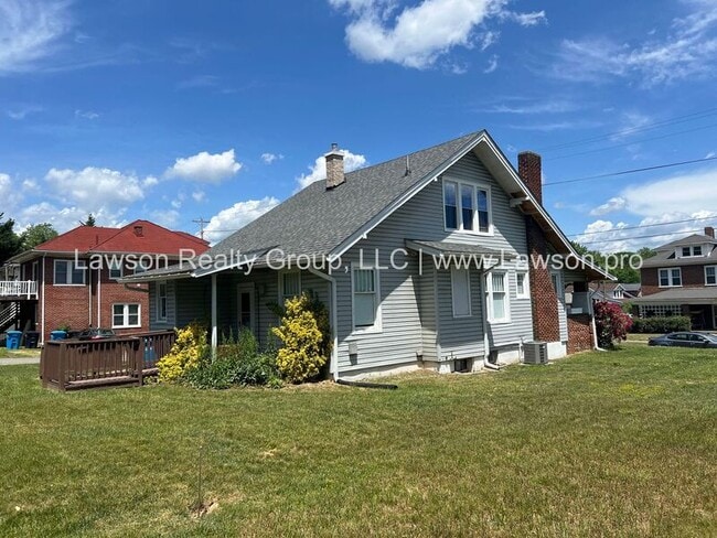 Building Photo - 601 Arbutus Ave SE