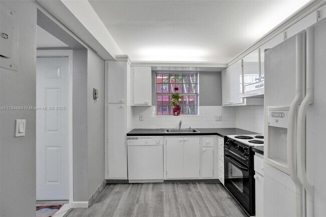 Building Photo - 660 Tennis Club Dr