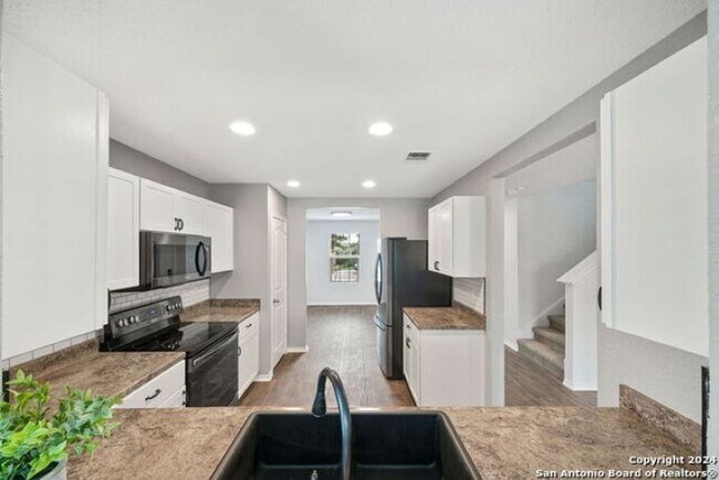 Foto del edificio - 5 Bedrooms/3.5 Bathroom Laurel Vista Subdi...
