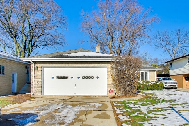 Building Photo - 1006 Devon Ave