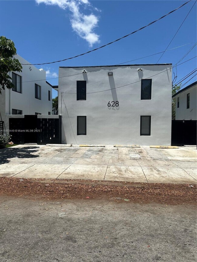 Building Photo - 638 SW 21st Ave
