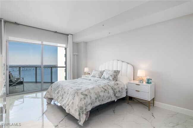 Foto del edificio - 3000 Oasis Grand Blvd