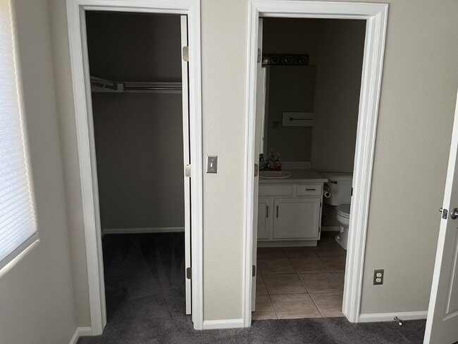 Foto del edificio - Beautiful townhome is Crown Point II!