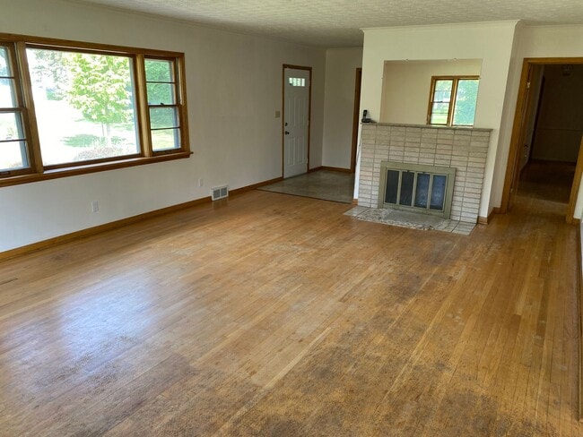 Building Photo - Charming 3 Bedroom, 3 Bathroom Ranch Home ...