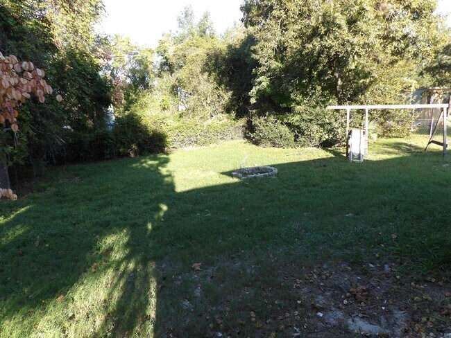 Building Photo - 3 Bedroom 1 bath Call Carole Arcaro Delton...
