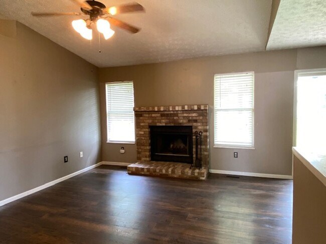 Foto del edificio - Three Bedroom Home w/ 2.5 Baths and 2 Car ...