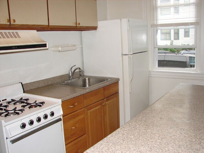 kitchen - 1037 N Brandywine Ave