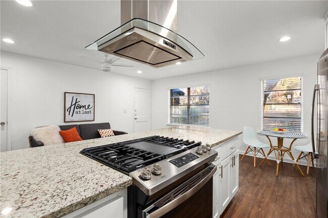 Foto del edificio - 301 E 33rd St