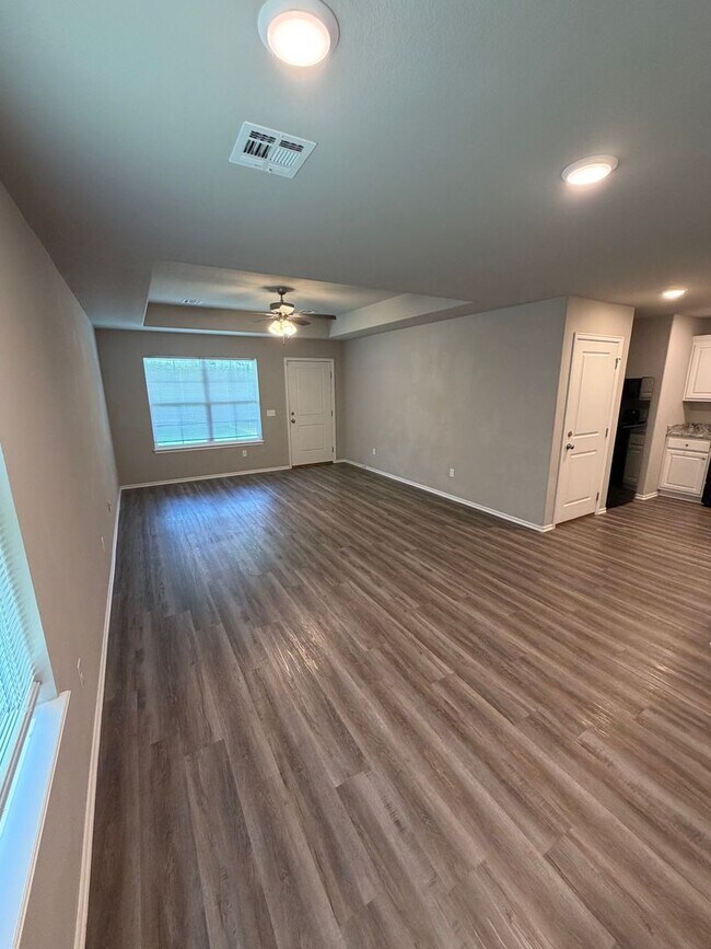 Building Photo - 2 Bed | 1 Bath Luxury Duplex