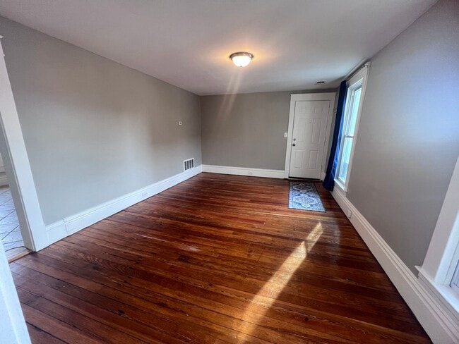 Building Photo - Two Bedroom Apartment! Three Blocks from Michigan Ave (Medical Mile)