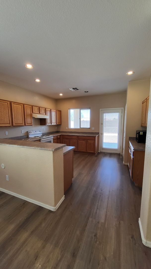 Building Photo - 517 S 115th Dr