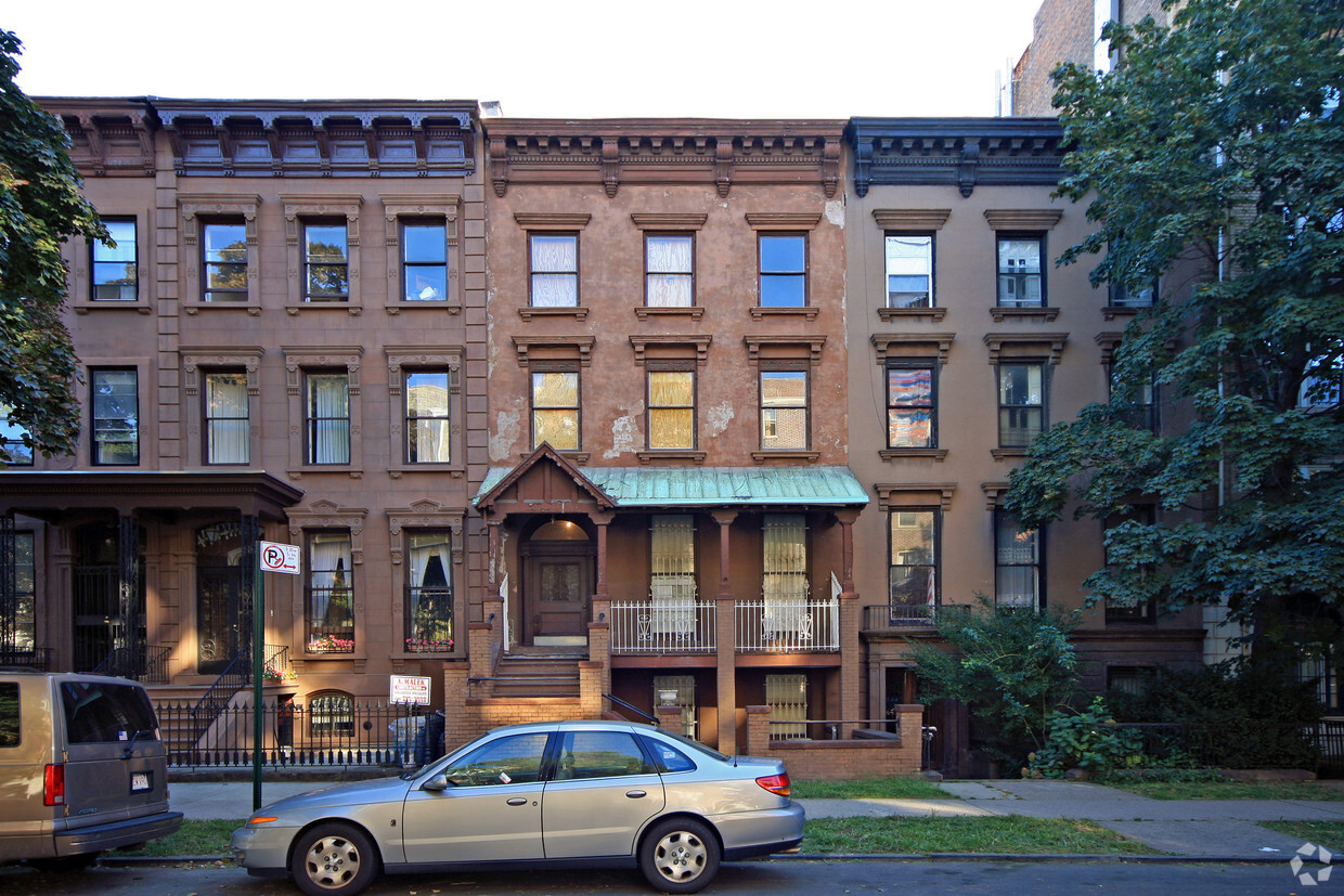Primary Photo - 423 Clinton Ave