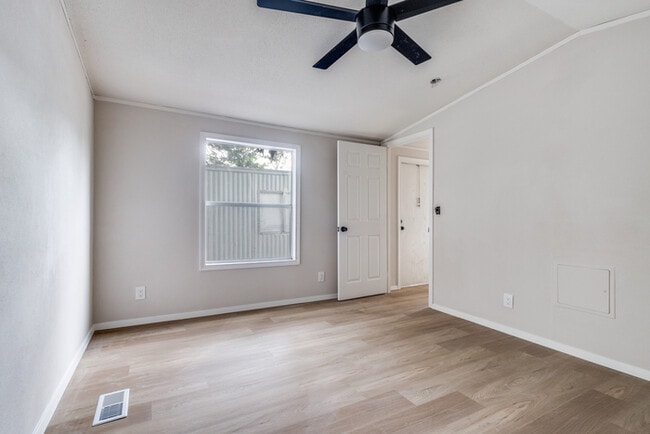 Foto del edificio - 3 Bedroom 2 Bath Home, Pool & Playground
