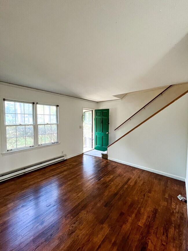 Sala de estar frente a la puerta principal. - 5175 poplar springs rd