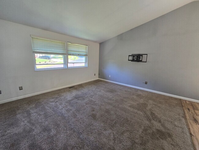 Building Photo - AVAILABLE NOW! Adorable 3 Bedroom Split Entry Home - Monroeville PA