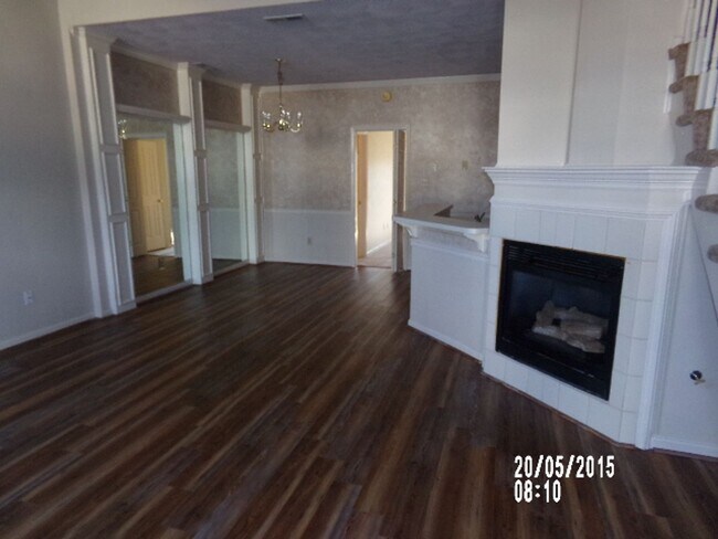 Building Photo - 820 S Lake Cir