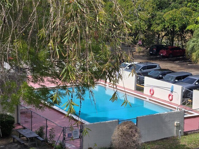 Foto del edificio - 2701 Riverside Dr