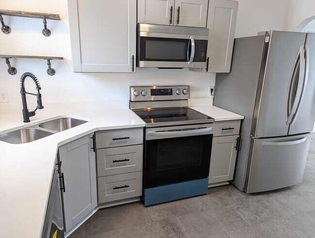 Foto del edificio - Newly Updated 2-Bed 2-Bath Apartment in Gr...