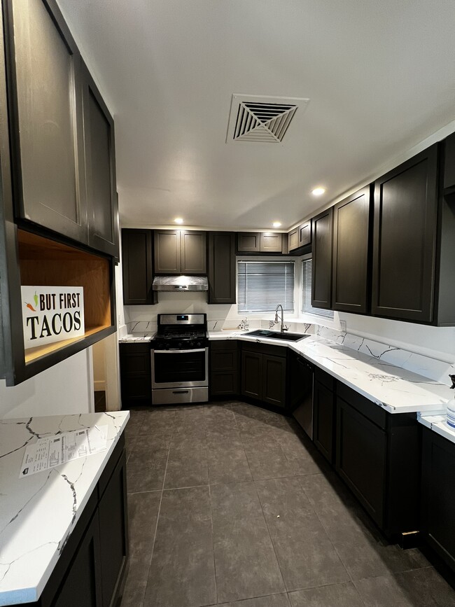 Foto del edificio - 4702 E Ave R 12