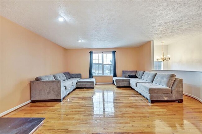 Foto del edificio - 2738 Meadowcrest Ct