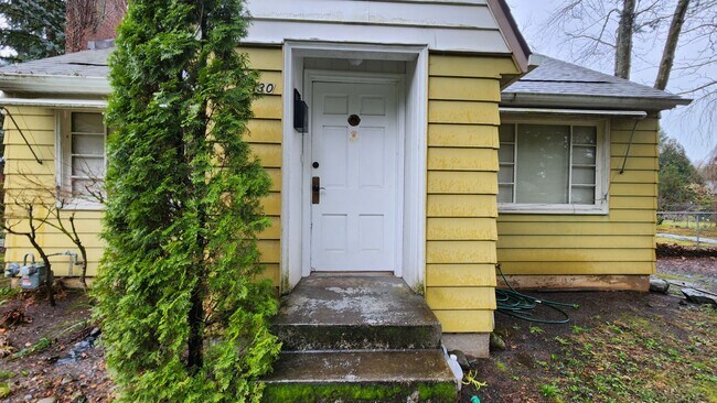 Foto del edificio - Super Cute and Spacious 4 Bedroom Russell ...