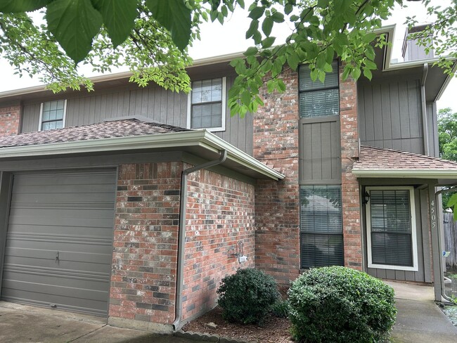 Foto del edificio - Beautiful 3 Bedroom, 2.5 Bathroom Townhome...