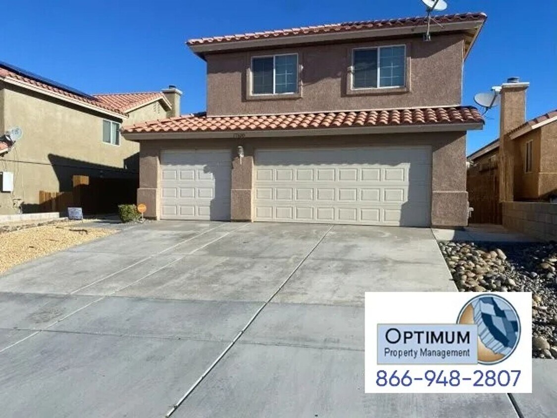 Foto principal - Spacious 4-Bedroom Home with 3-Car Garage ...