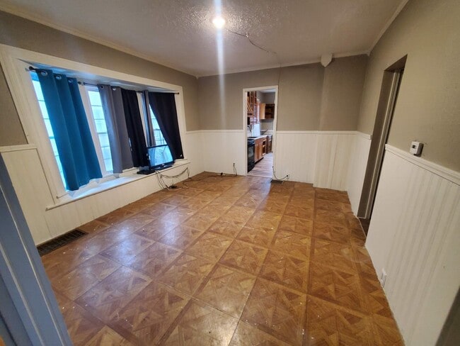 Building Photo - Large Single Family House Available Soon 3 Bed 1.5 Bath close to 490