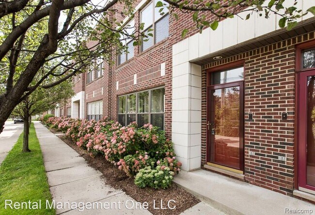 Building Photo - 3 br, 1.5 bath House - 76 W. Bethune