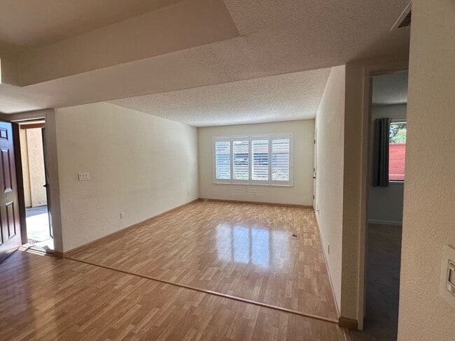 Building Photo - Updated 2-bed, 2-bath condo in Fremont’s N...