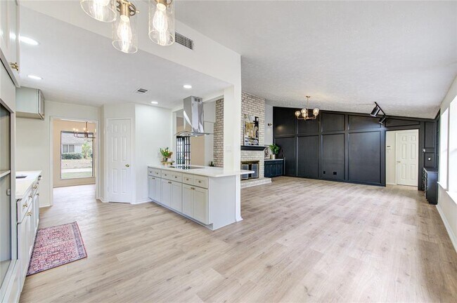 Building Photo - 4015 Pecan Knoll Dr