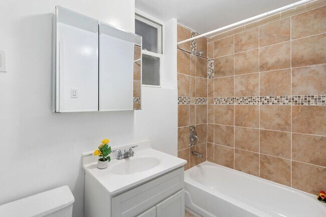 Building Photo - Charming 1-bedroom, 1-bathroom
