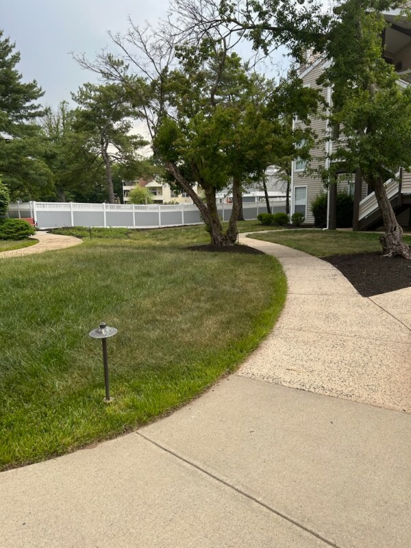 Foto del edificio - 612 Deepdale Ct