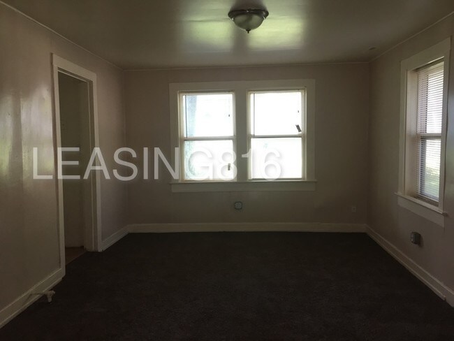Foto del edificio - 327 N Cedar Ave