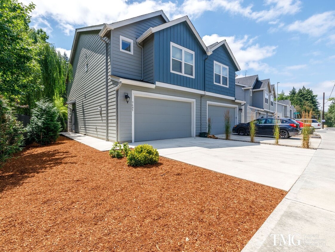 Pre Leasing 3BD/2.5BA Townhome Near Walkin... - Pre Leasing 3BD/2.5BA Townhome Near Walkin...